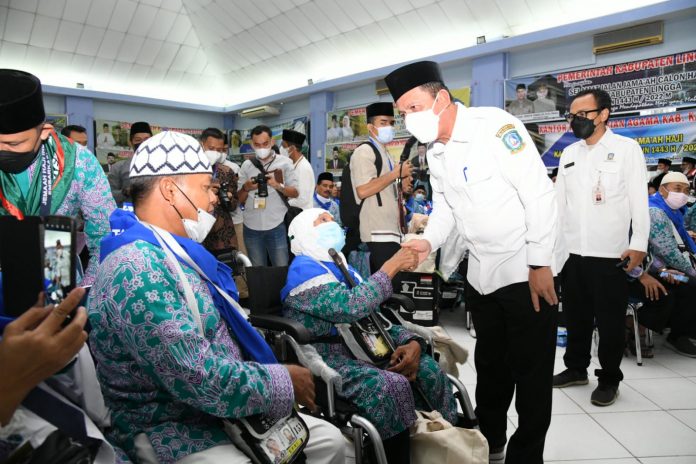 Gubernur Kepulauan Riau H. Ansar Ahmad melepas secara langsung sebanyak 449 Jamaah Calon Haji (JCH) Kloter 01 Rabu (15/6) F,ist