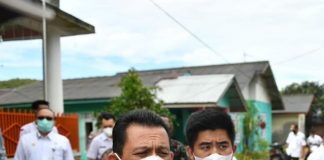 Gubernur Kepri Sebut Anggarkan Jalan Lingkar Laut di Tambelan di APBD 2023 Gubernur Kepri Ansar Ahmad membonceng anaknya yang kini menjabat Plt Bupati Bintan F,ist