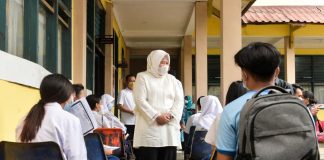 Yakinkan Anak Didik Divaksin, Wagub Marlin Berterima Kasih ke Para Guru Kunjungi Sekolah, Wagub Marlin Berterima Kasih ke Para Guru