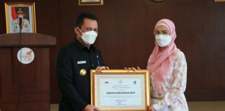 Capai Target 50 Persen Vaksinasi, Gubernur Ansar Beri Penghargaan 24 Stakeholder Capai Target 50 Persen Vaksinasi, Gubernur Ansar Beri Penghargaan 24 Stakeholder