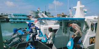 Satpolairud Polres Tanjungpinang Serahkan Bansos Kepada Nelayan dan Penambang Boat