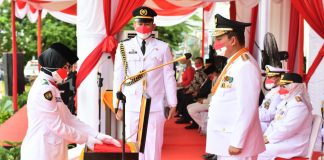 Gubernur Kepri “Kemerdekaan Harus Dimaknai dengan Semangat Pantang Menyerah dan Mandiri” Gubernur H. Ansar Ahmad bertindak sebagai Inspektur Upacara F,humpro Kepri