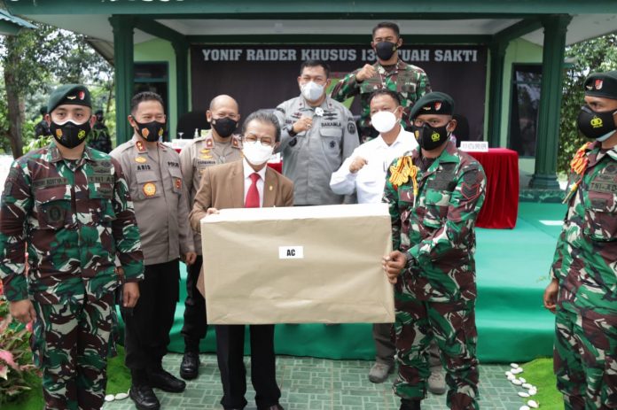 Ketua DPRD Provinsi Kepri Jumaga Nadeak memberi pembekalan ke prajurit Raider Khusus 136/Tuah Sakti F,ist