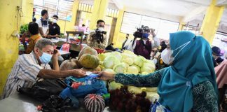 Dua Hari, PKK Kepri Bagi 11 Ribu Masker di Lingga Dalam dua hari ini, PKK Kepulauan Riau telah membagikan 11 ribu masker di Lingga F,humpro Kepri