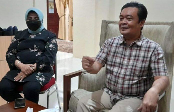 Agung, suami wali kota Tanjungpinang memberi penjelasan tentang foto mirip istrinya bersama laki-laki. F,zul