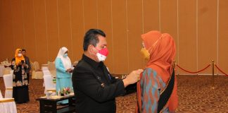 PAUD Kepri Diminta Berperan Memastikan Seluruh Anak di Kepri Mendapat Pelayanan Pendidikan Layak di Usia Emas nya Gubernur Kepri H. Ansar Ahmad mengukuhkan Hj. Dewi Kumalasari Ansar sebagai Bunda Pendidikan Anak Usia Dini (PAUD) Provinsi Kepri di Aula Wan Seri Beni, Dompak, Kamis (19/8) F,humpro kepri