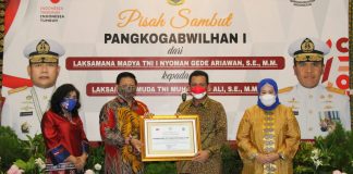 Gubernur Kepr Hadiri Pisah Sambut Pangkogabwilhan I “Kebersamaan Membuat Kepri Kondusif” Gubernur H. Ansar Ahmad mengucapkan apresiasi sekaligus rasa terima kasihnya kepada Laksamana Madya TNI I Gede Nyoman Ariawan atas pengabdiannya sebagai Panglima Komando Gabungan Wilayah I (Pangkogabwilhan I) F,humpro kepri