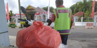 Miliki Jiwa Sosial Tinggi, Warga Tanjungpinang Semakin Banyak Berbuat Baik di Masa Pandemi Seorang Bapak tukang parkir menerima sembako pemberian dari warga Tanjungpinang F,Rinto