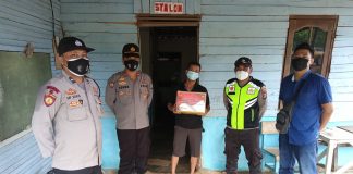 Polsek Tanjungpinang Timur Bagikan 20 Paket Sembako Polsek Tanjungpinang Timur telah menggelar bakti sosial pada masa PPKM Level 3 F,ist