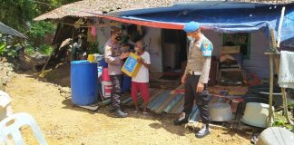 Polsek Bandara RHF Kembali Sebarkan Bantuan PPKM Polsek Bandara RHF Tanjungpinang menyalurkan bansos kepada warga di wilayah sekitar F,ist.