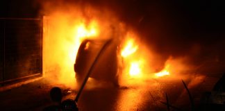 Kemendagri Rekomendasikan Pengangkatan Jabatan Fungsional Bagi 2371 Petugas Damkar dan 207 Analis Kebakaran Petugas pemadam kebakaran saat berjuang memadamkan api di satu unit mobil yang terbakar. F,dok