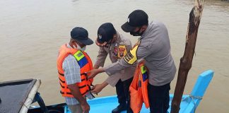 Cuaca Ekstrem, Polsek Bintan Timur Himbau Nelayan dan Pekerja Angkutan Laut Berhati-Hati Polsek Bintan Timur sengaja mendatangi para nelayan dan pekerja angkutan laut untuk mengingatkan mereka agar selalu mewaspadai cuaca ekstrem F,ist