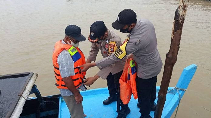Polsek Bintan Timur sengaja mendatangi para nelayan dan pekerja angkutan laut untuk mengingatkan mereka agar selalu mewaspadai cuaca ekstrem F,ist