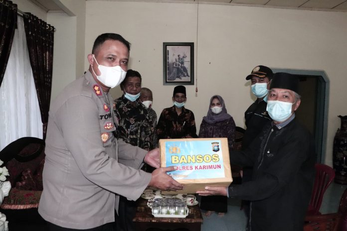 Kapolres Karimun beserta jajarannya melaksanakan silaturahmi ke kediaman H. Abu Samah selaku Ketua Lembaga Adat Melayu Kabupaten Karimun Provinsi Kepri.  F,humas polres Karimun