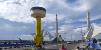 Tingkatkan Imun, Warga Kepri Jangan Lupa Sisihkan Waktu untuk Berolahraga dan Berwisata Seorang nenek nampak mengajak dua cucunya berolahraga pagi sambil menikmati pemandangan di jembatan 1 Tanjungpinang, F,Rinto