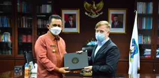 Konsul Amerika Serikat Sebut akan Kenalkan Kepri kepada Orang-Orang Terdekatnya di Amerika Konsul Amerika Serikat untuk wilayah Sumatra, Gordon S. Church dan Gubernur Kepri Ansar Ahmad, mengadakan pertemuan di ruang kerja Gubernur di Dompak, Tanjungpinang F,ist