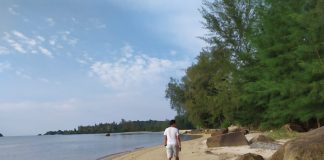 Kadishub Kepri Minta Semua Bandara Layani Wisman di Kepri Pakai Tes Cepat Melekurel Seorang wisatawan menikmati tempat wisata di salah satu tempat wisata di Lagoi, F, Rinto