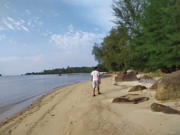 Seorang wisatawan menikmati tempat wisata di salah satu tempat wisata di Lagoi, F, Rinto
