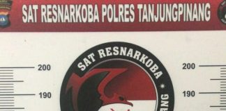 Sat Resnarkoba Pinang Temukan Barang Diduga Sabu Dari Atas Televisi Pria ini Sat Resnarkoba Pinang Temukan Barang Diduga Sabu Dari Atas Televisi Pria ini F. Ist