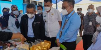 Wamenkeu Kunjungi Natuna, Minta Pemilik UMKM Terus Semangat Di Masa Pandemi Covid-19 Bupati Natuna Dampingi Wakil Menteri Keuangan RI Untuk Menyicip Makan Khas Natuna F,ist