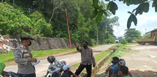 Singgahi Pemukiman Warga, Polres Tanjungpinang Ajak Masyarakat Jauhi Paham Radikalisme Polres Tanjungpinang mendatangi warga-warga di Tanjungpinang untuk menyampaikan himbauan kamtibmas F,ist