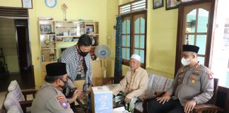 Kapolres Karimun Beri Bantuan Kepada Warga Karimun yang Sakit Stroke Kapolres Karimun beri bantuan kepada warga Karimun yang sedang sakit F, ist