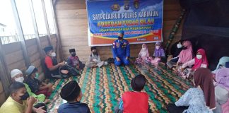 Anggota Satpolairud Polres Karimun ini Gunakan Waktu Luang Mengajar Al-Quran kepada Anak-anak Anggota Satpolairud Polres Karimun ini Gunakan Waktu Luang Mengajar Al-Quran kepada Anak-anak F, ist