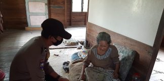 Polres Karimun Datangi Rumah Lansia untuk Lakukan Vaksinasi Polres Karimun Datangi Rumah Lansia untuk Lakukan Vaksinasi F,ist