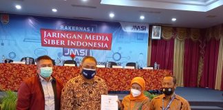 JMSI Gandeng UPN Veteran Yogyakarta di Rakernas I Semarang Ketua Umum JMSI, Teguh Santosa bertukar dokumen nota kesepahaman dengan Direktur LPKW UPNV Yogayarta, Susilastuti yang disaksikan oleh nggota Dewan Pers, M. Agung Dharmajaya. F,iist