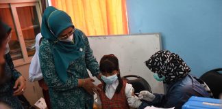 TP-PKK Kepri Turun Langsung Bantu Percepatan Vaksinasi Anak 6-11 Tahun Ketua TP-PKK Provinsi Kepri Hj. Dewi Kumalasari Ansar bersama Plt. Bupati Bintan Roby Kurniawan meninjau vaksinasi anak usia 6-11 tahun di masjid Al Hikmah teluk sasah, seri Kuala Lobam, Bintan (28/12) F,ist