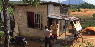 Hampir Tiap Hari, Polsek Teluk Bintan Bagikan Makanan Bagi Warga Yang Membutuhkan Salah satu personel Polsek Teluk Bintan membagikan makanan kepada warga F,ist
