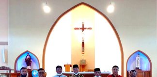 Kemenag Tanjungpinang Apresiasi Persiapan Gereja Katolik Kristus Raja Tanjungpinang Sambut Perayaan Natal Kepala Kantor Kementerian Agama Kota Tanjungpinang Drs. H. Ahmad Husein, M.HI saat melakukan peninjauan ke Gereja Katolik Kristus Raja Tanjungpinang, Rabu (22/12) F,ist