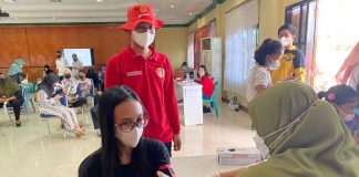 Binda Kepri Lakukan Vaksinasi Anak di 12 Titik se Kepri Seorang tenaga medis lakukan vaksinasi kepada anak-anak F, ist