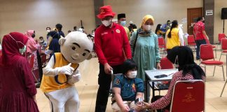 Perdana Vaksinasi Usia 6-11 Tahun, 968 Anak Ditargetkan Ikuti Vaksinasi di SDN 003 Tanjungpinang Timur Badut upin ipin hibur anak-anak yang hendak divaksin F, ist