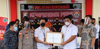 Plt Bupati Bintan Beri Penghargaan kepada Polres Bintan Atas Prestasi Berhasil Perangi Narkoba Plt Bupati Bintan beri penghargaan kepada Polres Bintan F,ist