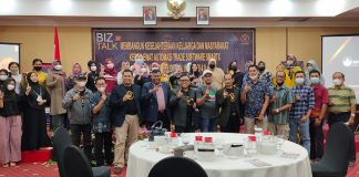 Albertus : Gunakan Ponselmu Cari Penghasilan. Ayok Gabung di PTSMI NET89 Foto bersama para peserta seminar ekonomi dan bisnis PTSMI F,ist