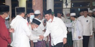 Gubernur Ansar Terima 10.000 Al Quran dari Yayasan Amirul Ummah Indonesia Gubernur Kepri H. Ansar Ahamad berterima kasih atas penyaluran 10.000 ribu Al Quran bagi Provinsi Kepulauan Riau yang diterima dari Yayasan Amirul Ummah Indonesia F,ist
