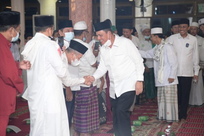 Gubernur Kepri H. Ansar Ahamad berterima kasih atas penyaluran 10.000 ribu Al Quran  bagi Provinsi Kepulauan Riau yang diterima dari Yayasan Amirul Ummah Indonesia F,ist