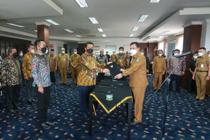Gubernur Kepri menyerahkan SK kepada Kepala BP Bintan dan Plt Kepala BP Karimun F, ist