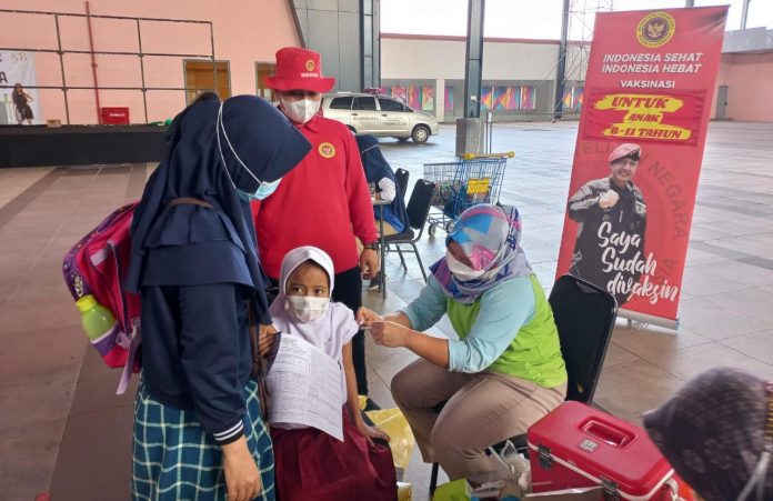 Petugas medis suntikkan vaksin kepada seorang anak F, ist