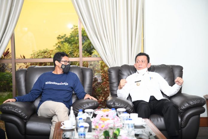 Gubernur Kepri Ansar Ahmad berbincang-bincang di ruangan VIP Bandara Hang Nadim Batam F, ist