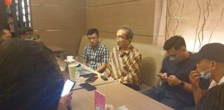 KEK Galang Batang, Dari Kepri untuk Indonesia Robert Sianipar pakaian Batik coklat saat memberi keterangan kepada media F, ist