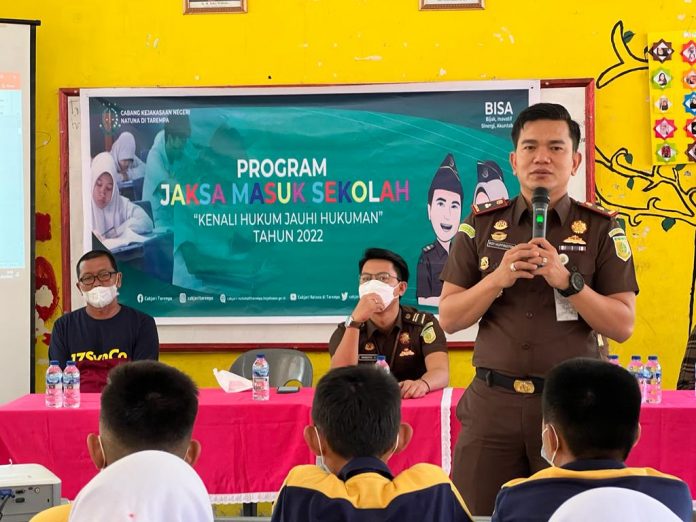 Kacabjari Natuna, Roy beri pelajaran tentang hukum kepada para Pelajar SMP Negeri 2 Siantan F, ist