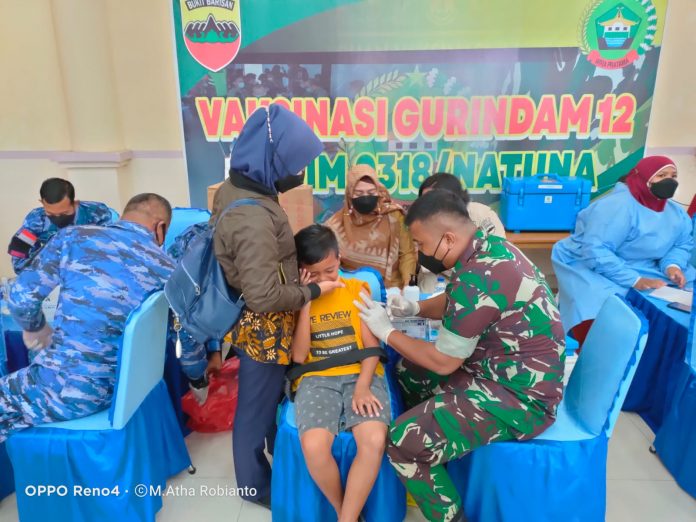 TNI membantu kesuksesan vaksinasi hingga daerah pelosok F,ist