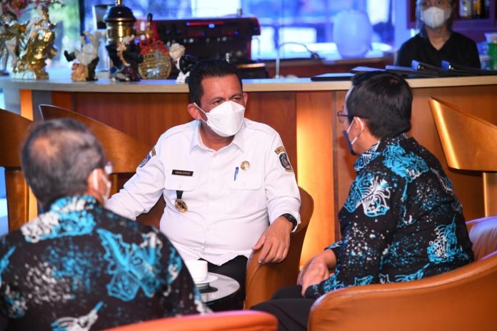 Kanwil Ditjen Pajak Kepulauan Riau berbincang dengan Gubernur KepriF,ist