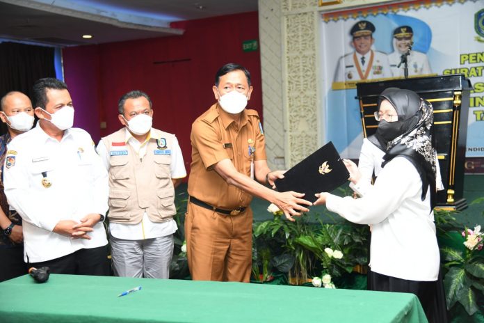 Penandatanganan Surat Perjanjian Kerja (SPK) Pegawai Tenaga Kependidikan (PTK) Non ASN Provinsi Kepri Tahun 2022 di Hotel Golden View Bengkong Batam, Selasa (22/2) F,ist