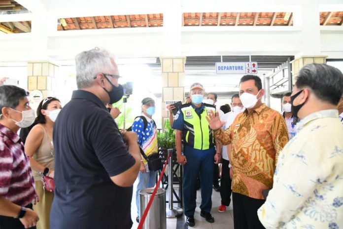 Gubernur Kepri H.Ansar Ahmad menyambut langsung kedatangan perdana wisatawan dari Singapura di Pelabuhan Nongsapura Kota Batam f,ist