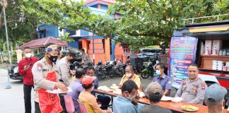 Dekatkan Diri Dengan Masyarakat, Polres Karimun Bagikan Sarapan Pagi untuk Warga Karimun Polres Karimun bagikan serapan pagi untuk warga Karimun F,ist