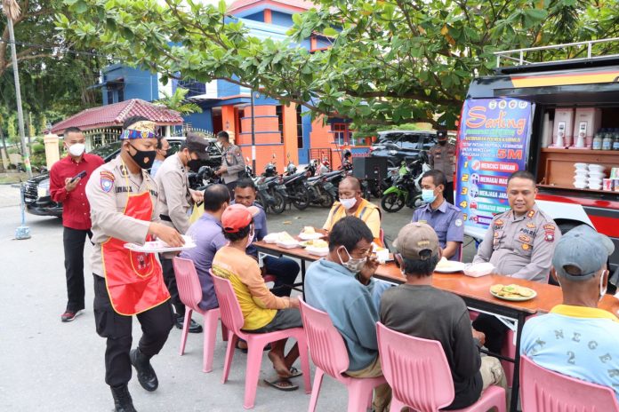 Polres Karimun bagikan serapan pagi untuk warga Karimun F,ist