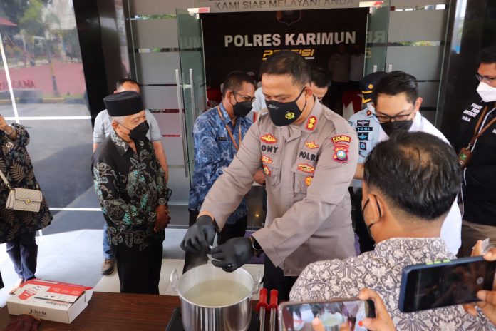 Kapolres Karimun melakukan pemusnahan sabu F, ist